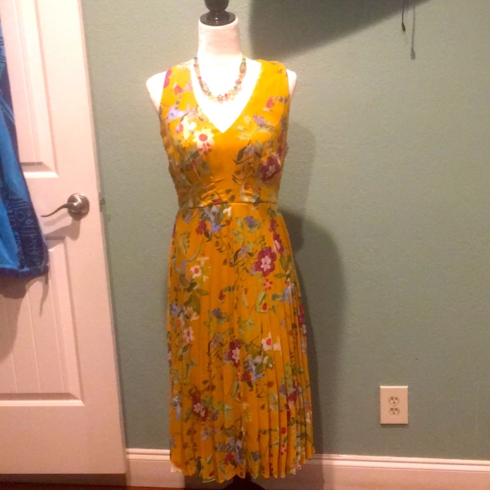 Taylor mustard with flowers dress 💐 perfect for the summer size 12